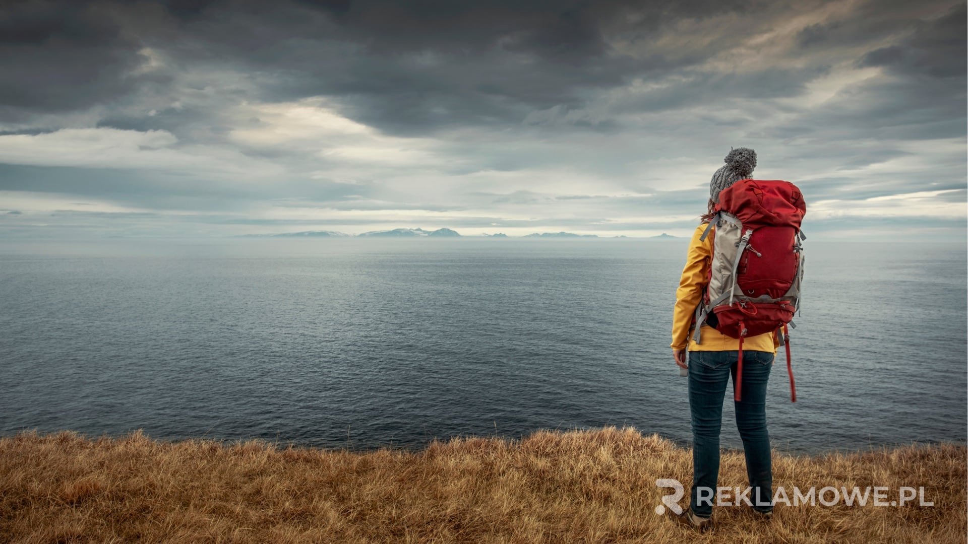 Zadbany plecak reklamowy stojący na drewnianej powierzchni