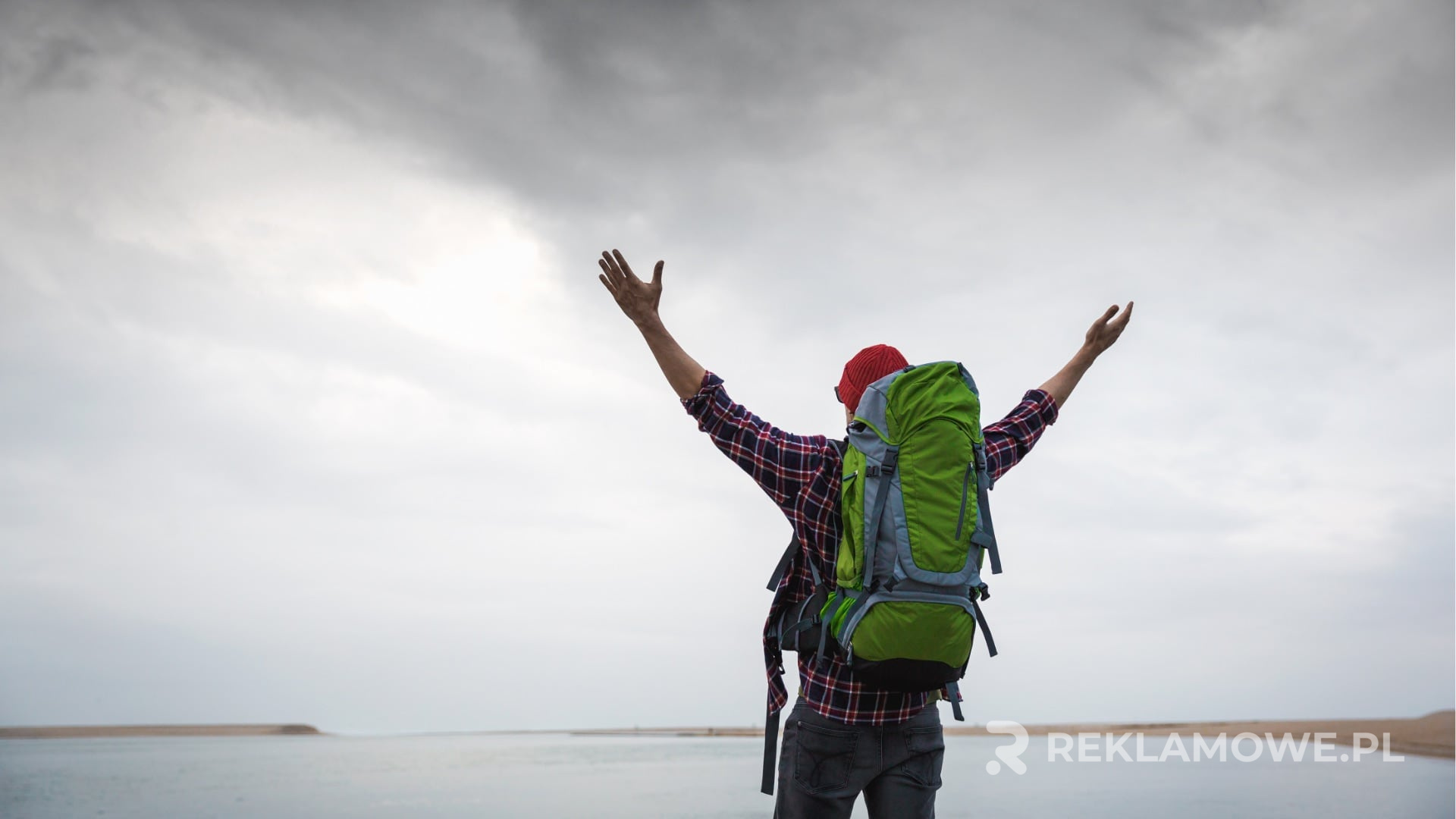 Plecak reklamowy na tle neutralnym