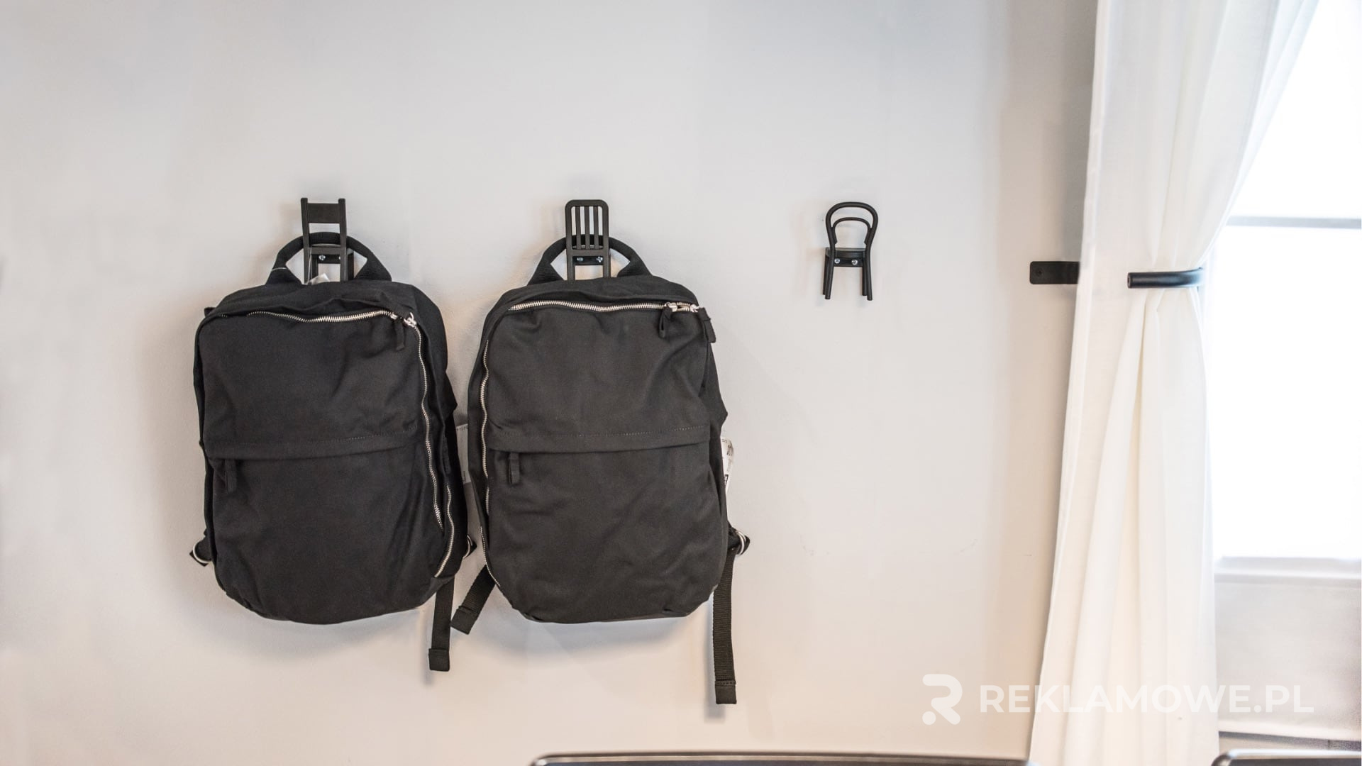 Nowoczesny plecak reklamowy na tle urbanistycznym